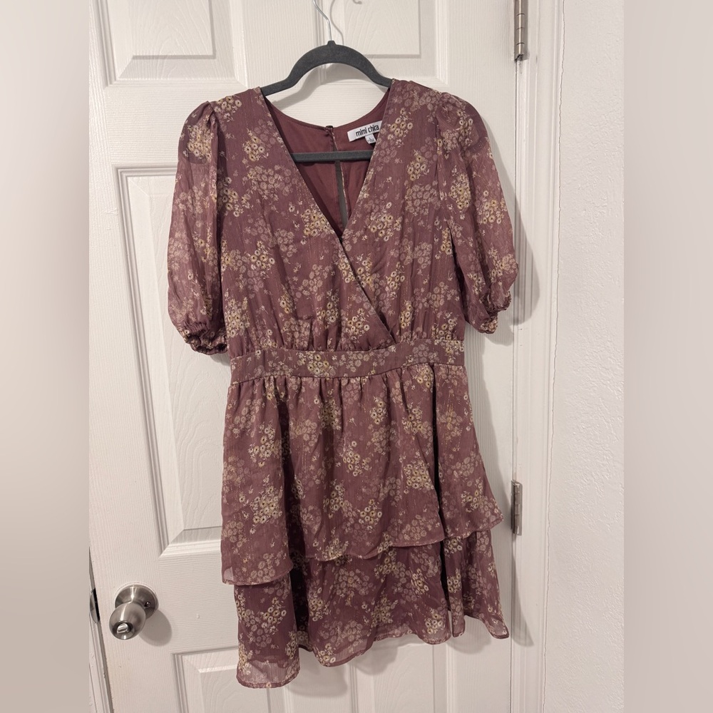 Beautiful dress, with a ruffled skirt and puff sleeves.